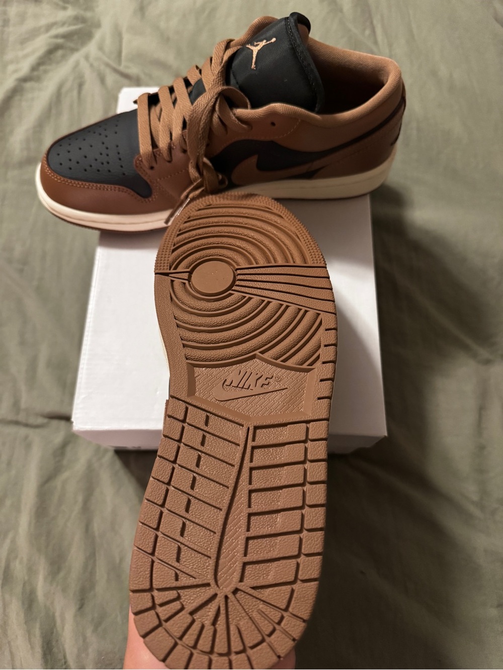 Nike Low-Top Sneaker in Brown and Black - Picture 4 of 8